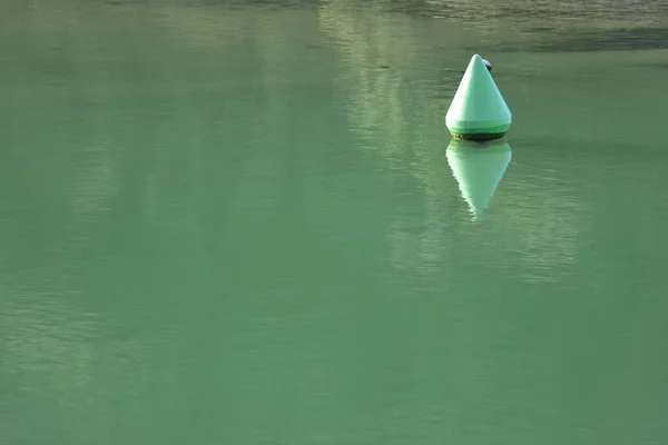 Ένα Ενιαίο Πράσινο Bouy Στο Πράσινο Νερό Κατά Διάρκεια Της — Φωτογραφία Αρχείου