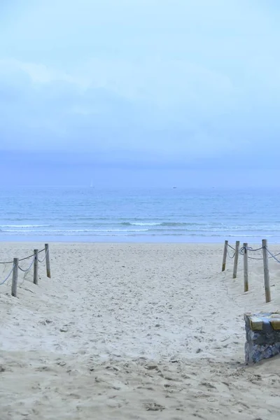 Une Clôture Corde Dans Plage Sable Fin Pendant Journée — Photo