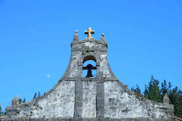 小礼拜堂的钟楼 上面有蓝天 — 图库照片