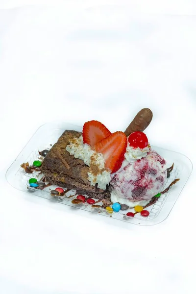 Вертикальный Снимок Куска Торта Клубникой Мороженым Тарелке Изолированной Белом Фоне — стоковое фото