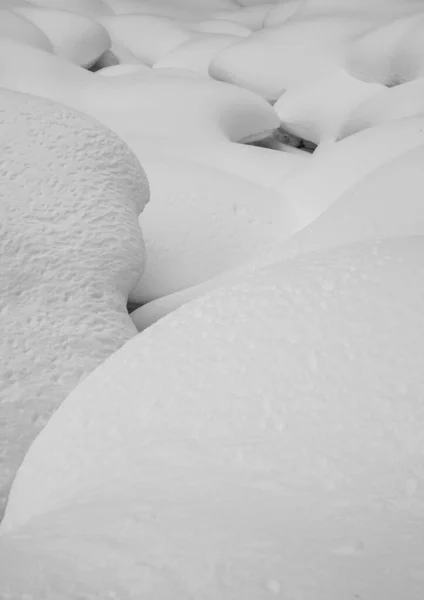 一张雪地的垂直特写照片 — 图库照片