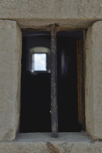 Disparo Vertical Una Vieja Ventana Piedra Durante Día — Foto de Stock