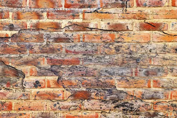 Tuğladan Yapılmış Kısmen Çimentoyla Kaplanmış Eski Bir Duvar Görüntüsü Kavram — Stok fotoğraf