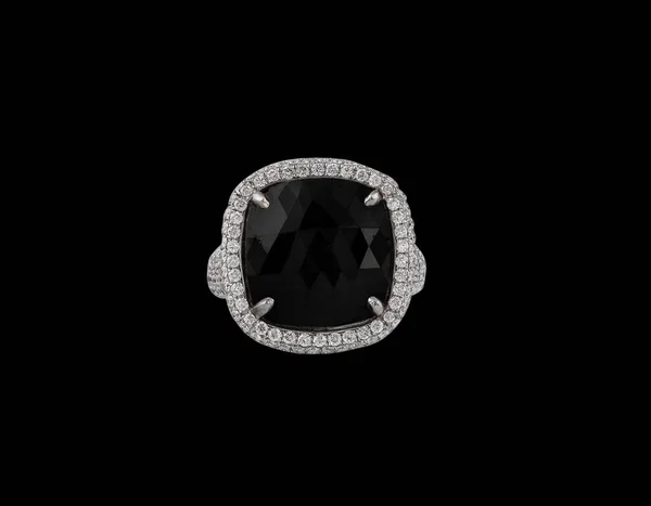 Egy Közeli Kép Egy Elegáns Gyűrű Elszigetelt Egy Fekete Háttér — Stock Fotó