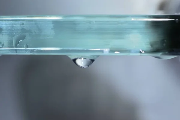 Een Close Shot Van Een Waterdruppel Het Metaal — Stockfoto