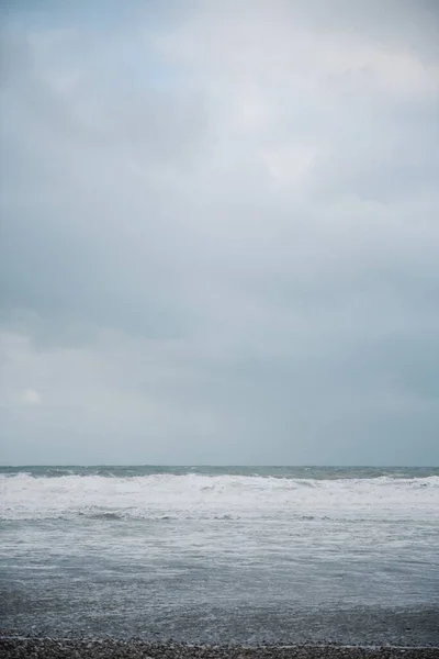 Een Verticaal Schot Van Een Prachtige Zee Met Gekke Golven — Stockfoto
