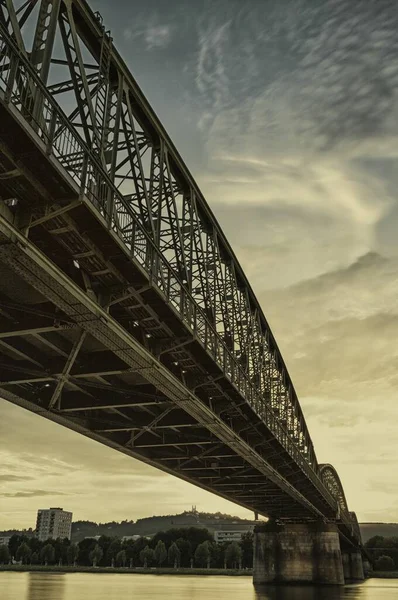 俄罗斯一座港湾大桥的低角度拍摄 — 图库照片
