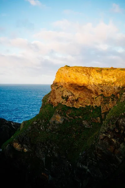 Vertikal Bild Stenig Klippa Vid Havet Molnig Himmel — Stockfoto