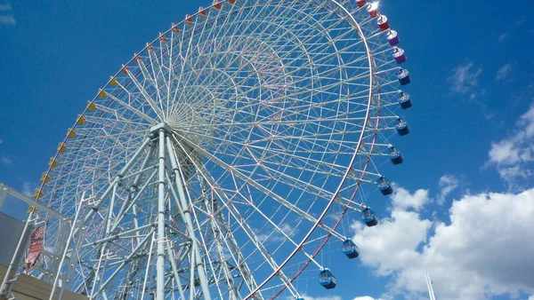 Tiro Ângulo Baixo Uma Roda Gigante Céu Azul — Fotografia de Stock
