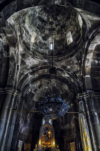 アルメニアの歴史的なゲガード修道院の内部の垂直低角度ショット — ストック写真