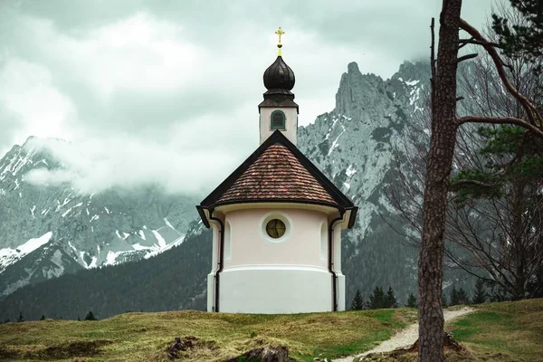 Vacker Liten Katolsk Kyrka Bergen Bayerska Alperna Nära Lautersee Och — Stockfoto