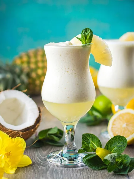 Arka Planda Limon Hindistan Cevizi Olan Lezzetli Bir Ananas Kokteylinin — Stok fotoğraf