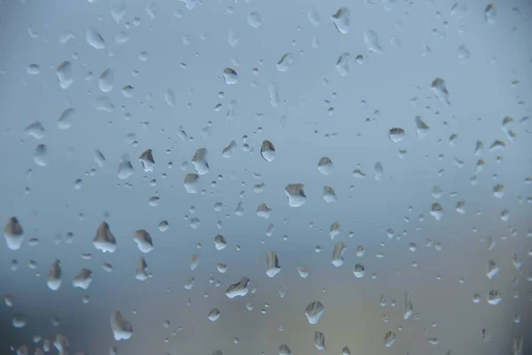 ウィンドウ上の雨滴のクローズアップショット — ストック写真