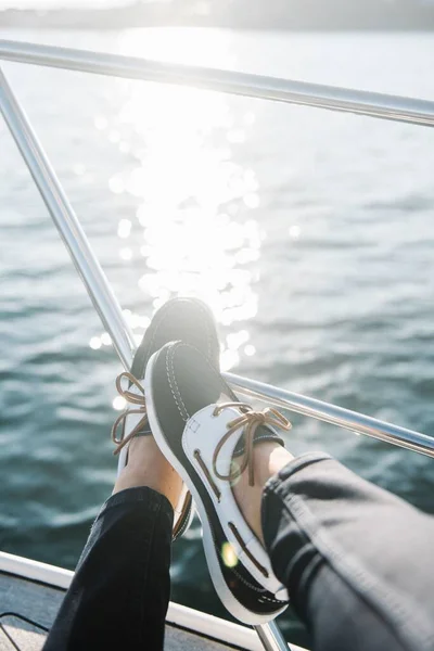 Een Persoon Voeten Boot Varen Zee Overdag — Stockfoto