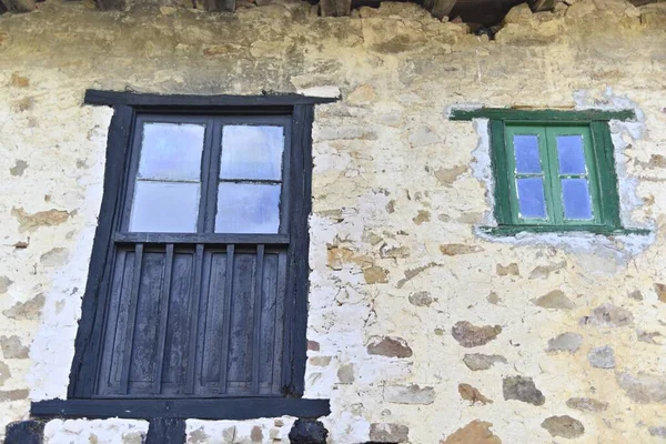 Ahşap Yeşil Penceresi Siyah Kapısı Olan Eski Bir Binanın Cephesi — Stok fotoğraf