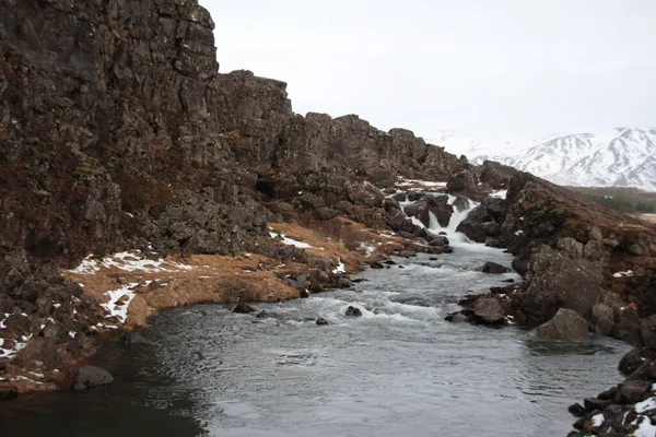 Une Belle Vue Sur Ruisseau Entouré Rochers Montagnes Par Une — Photo