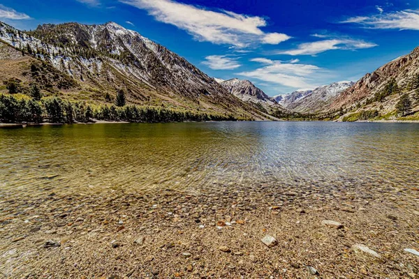 Kaliforniya Daki Grant Gölü Nün Güzel Bir Görüntüsü Etrafı Bulutlu — Stok fotoğraf