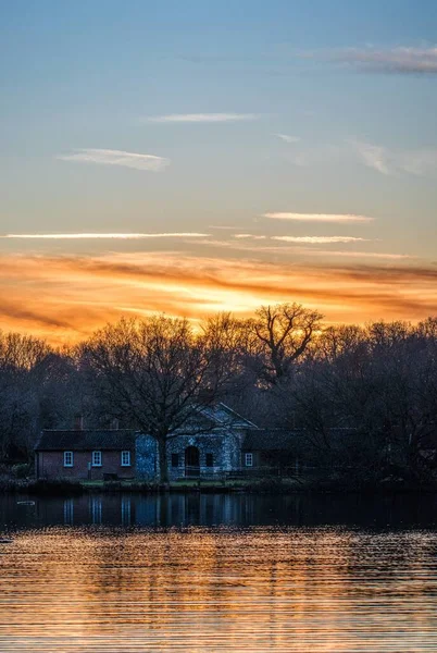 Edifício Velho Entre Árvores Lado Lago Por Sol Com Céu — Fotografia de Stock