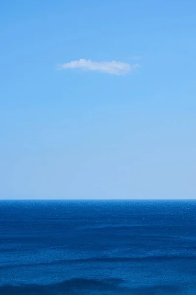 Een Verticaal Schot Van Een Betoverende Kalme Oceaan Onder Blauwe — Stockfoto