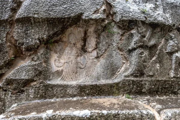 Stare Rzeźby Hetyckie Kamiennej Ścianie Wśród Ruin Świątyni Skalnej Yazilikaya — Zdjęcie stockowe