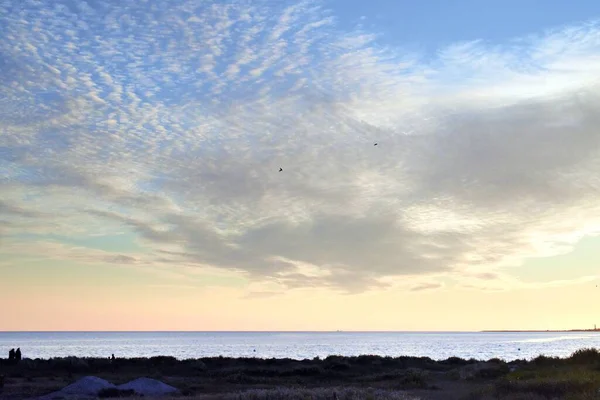 Piękne Ujęcie Horyzontu Morzem Zachmurzonym Niebem Uchwyconym Zachodzie Słońca — Zdjęcie stockowe