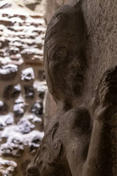 在墙上刻有人像的古老雕刻 来自土耳其科鲁姆安纳托利亚的赫特人发现 — 图库照片