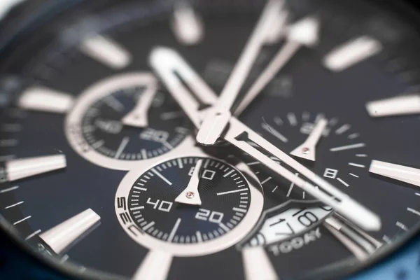 Une Mise Point Douce Visage Une Montre Avec Différents Cadrans — Photo