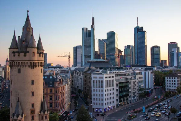 Frankfurt 德国法兰克福 2019年9月14日 老埃申海默托尔在法兰克福市现代天际线前的照片 — 图库照片