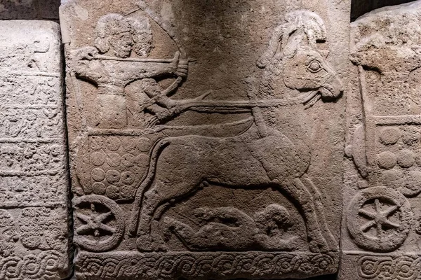 Krásný Záběr Starého Hittského Vyřezávaného Kamene Starobylé Lidské Zvířecí Postavy — Stock fotografie