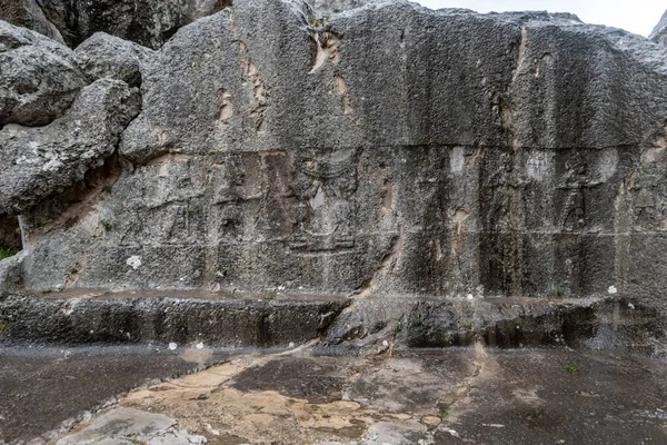 Μια Όμορφη Φωτογραφία Του Παλιού Χετταίου Λαξευτού Βράχου Αρχαία Σημάδια — Φωτογραφία Αρχείου