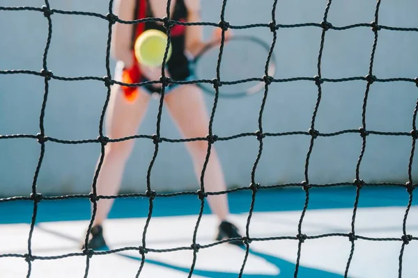 Молода Жінка Грає Теніс Іншій Стороні Тенісної Мережі — стокове фото
