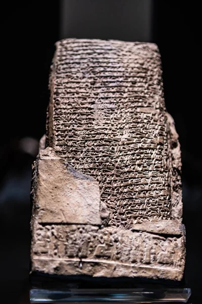 古代のアルファベットが刻まれたヒッタイト石のタブレットの閉鎖 アナトリア コラムトルコからの発見 — ストック写真