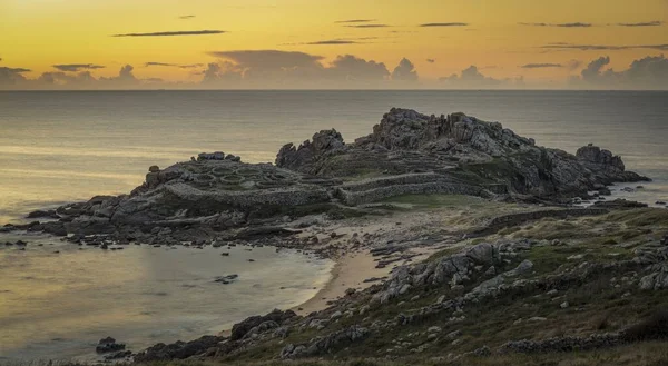 Una Hermosa Toma Rocas Orilla Del Mar Atardecer —  Fotos de Stock