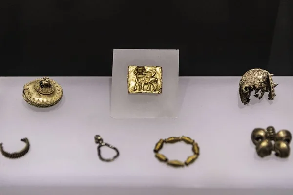 Een Selectieve Focusshot Van Hittite Gouden Bindis Accessoires — Stockfoto