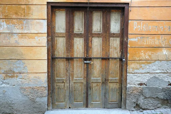 Oude Vuile Deur Vieze Muren Van Een Oud Gebouw Merano — Stockfoto