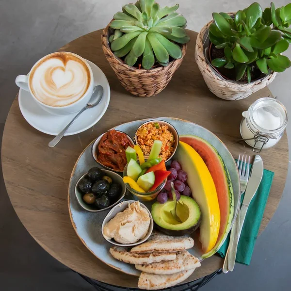 Una Vista Superior Rebanadas Frutas Con Pan Pita Salsas Café — Foto de Stock