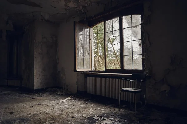 Horizontale Aufnahme Eines Verlassenen Zimmers Mit Offenem Fenster Und Einem — Stockfoto