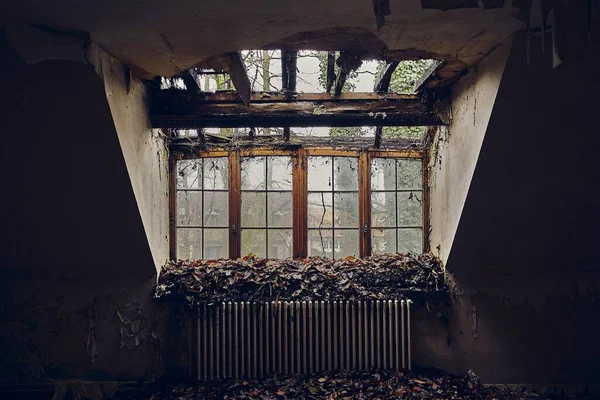 Vue Horizontale Bâtiment Abandonné Avec Une Grande Fenêtre Des Feuilles — Photo