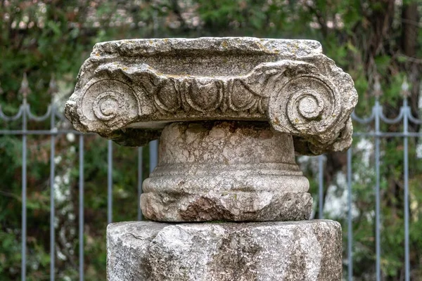 Κλείσιμο Μιας Πρωτεύουσας Μιας Στήλης Από Ερείπια Στο Αλακαχόγιουκ Της — Φωτογραφία Αρχείου