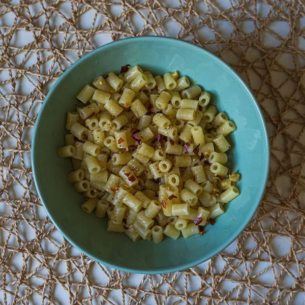 Una Vista Superior Pasta Rigatoni Sazonada Cocida Tazón Verde Contra — Foto de Stock