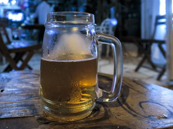 Eine Tasse Kaltes Bier Auf Dem Tisch Mit Verschwommenem Hintergrund — Stockfoto
