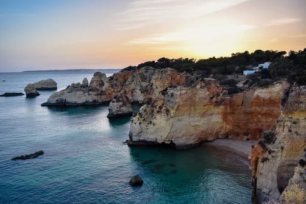 Günbatımında Portekiz Kayalıklarla Dolu Bir Sahil — Stok fotoğraf