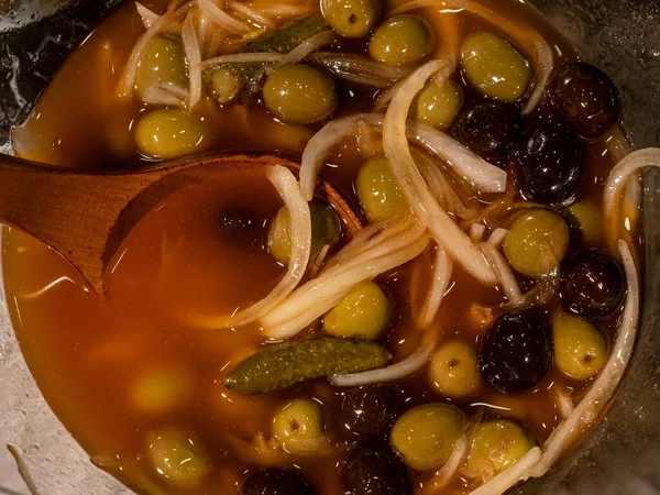 Tiro Ángulo Alto Tazón Deliciosa Sopa Hecha Cebollas Aceitunas Encurtidos — Foto de Stock