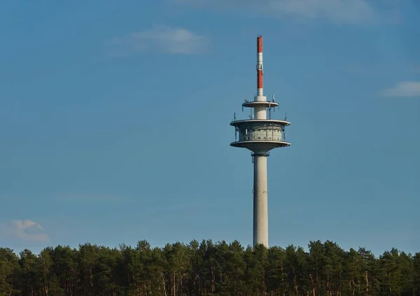 Belo Tiro Uma Torre Rádio Fundo Céu Azul — Fotografia de Stock