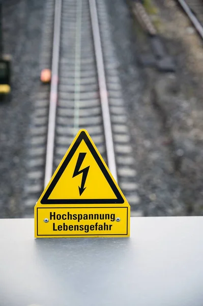 Detailní Selektivní Zaostření Záběru Žluté Výstražné Značky Železničním Pozadí — Stock fotografie