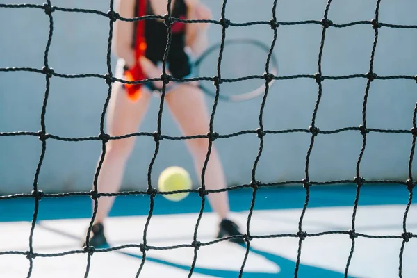 Молодая Женщина Играет Теннис Другой Стороне Теннисной Сетки — стоковое фото