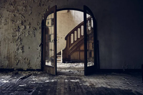 Una Vista Horizontal Edificio Abandonado Con Arco Una Escalera Detrás — Foto de Stock