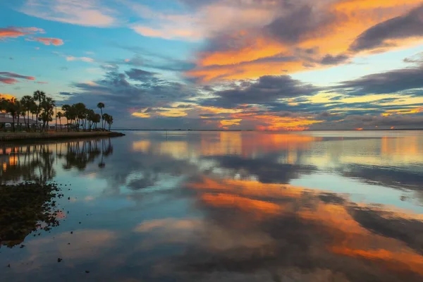 Una Hermosa Puesta Sol Colorida Mar Con Nubes Dramáticas — Foto de Stock
