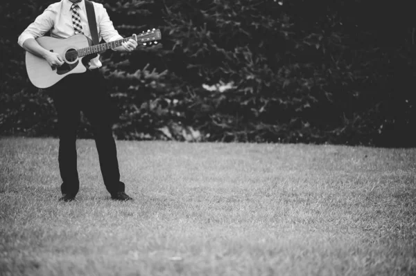 Uma Foto Tons Cinza Homem Solitário Tocando Guitarra Parque — Fotografia de Stock