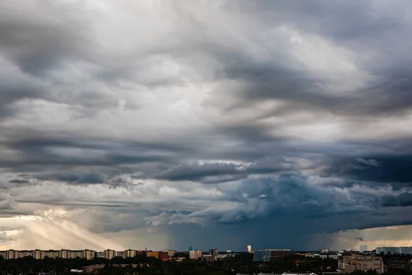 Vacker Bild Den Molniga Himlen Och Stad Perfekt För Bakgrund — Stockfoto
